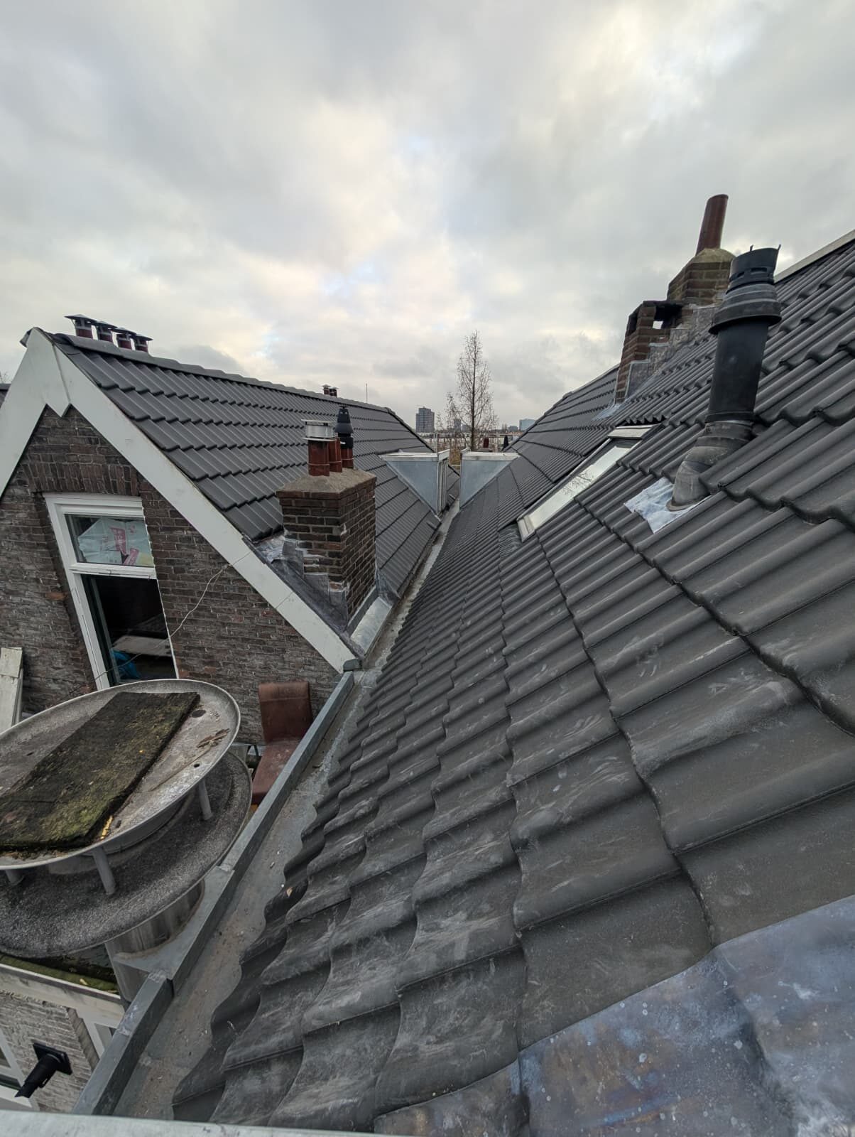 DG Dakwerken — anthracite tiled roof with dormer